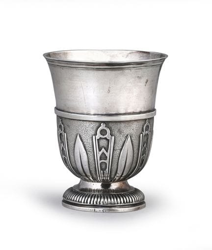 Silberne Timbale in Tulpenform, deren Fuß mit Godr