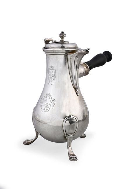 Dreibeinige Schokoladenkanne aus Silber in Baluste