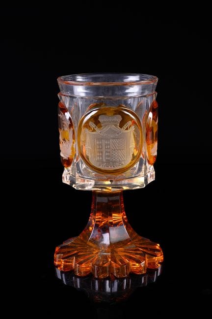 Gobelet à pied en cristal de bohême taillé doublé 