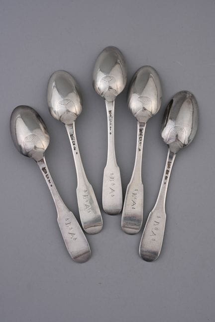 Suite de 5 cuillères en argent du modèle uni plat,