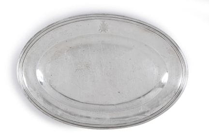 Eine ovale Schale aus 800er Silber, deren Rand mit