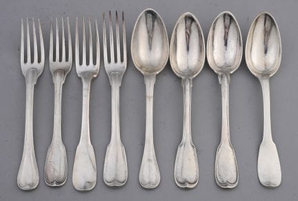 Set aus vier Löffeln und vier Gabeln in den Ausfüh