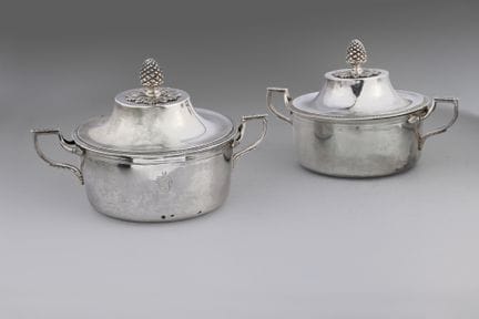 Set aus kleinen, gedeckten Gemüseschalen aus Silbe