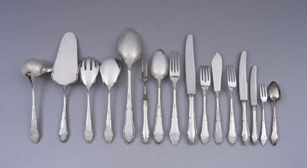 Ein Besteckset aus 800er Silber, bestehend aus:
- 