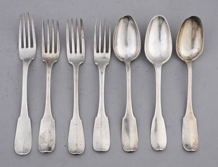 Ensemble de trois cuillères et quatre fourchettes 