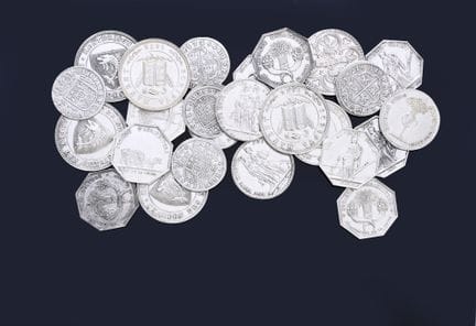 Set aus 800er-Silbermünzen mit Darstellungen versc