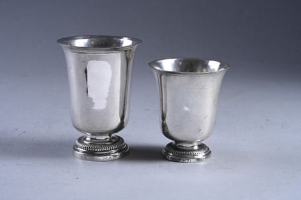 Set aus zwei silbernen Timbalen in Balusterform, d