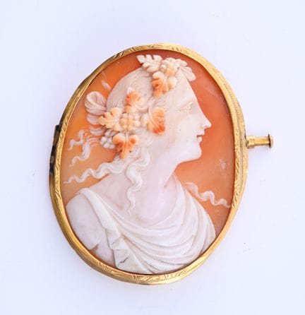 Bedeutende ovale Brosche aus Gold (750°°), verzier