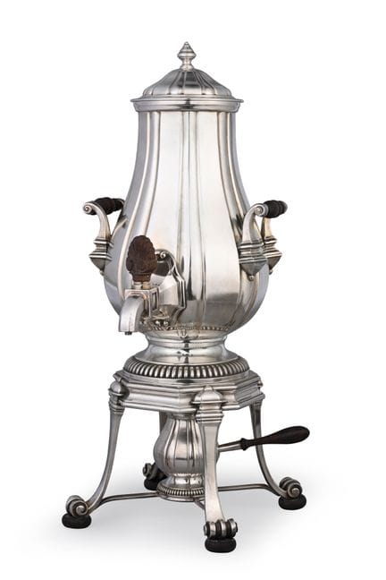 Un samovar en métal argenté, à pans coupés, reposa