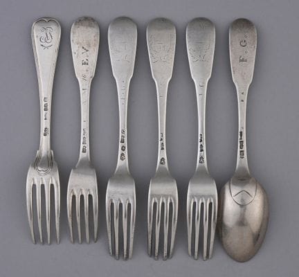 Lot de 5 fourchettes en argent et d'une cuillère, 
