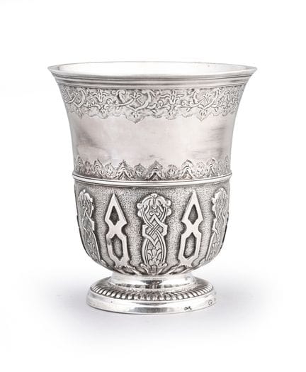 Timbale en argent de forme tulipe reposant sur un 