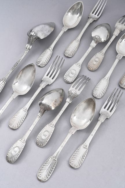 Suite de 6 couverts et une cuillère à ragout en ar