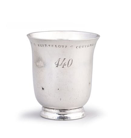 Petite timbale en argent reposant sur une bâte mou