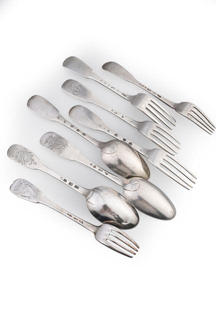 Ensemble de cinq fourchettes et trois cuillères en