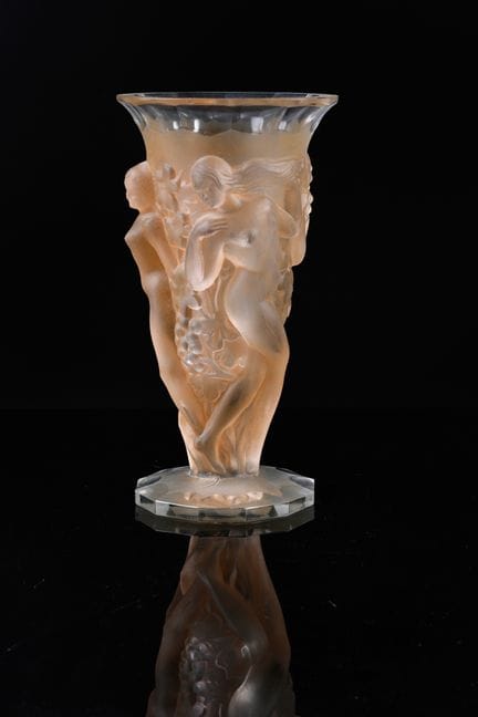 Dans le goût de LALIQUE, XXe siècle
Vase à décor d