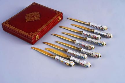 Suite de 9 couteaux à entremet, les manches en fai
