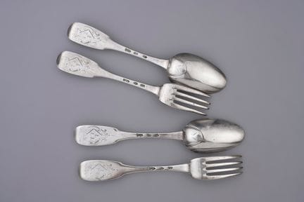 Set aus 2 Silberbesteckteilen des Modells „Uni pla