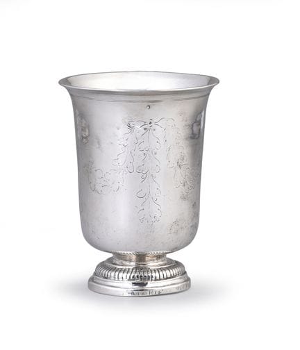Timbale en argent de forme tulipe, le pieds ciselé