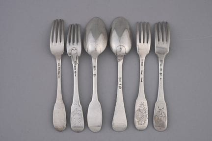 Silberbesteckset im schlichten, flachen Stil, eini
