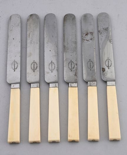 Ein Set aus sechs Messern mit Klingen aus Stahl un