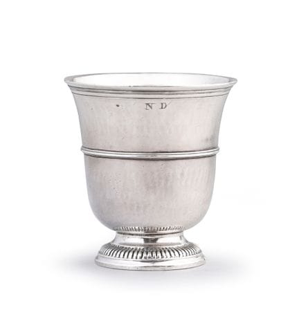 Petite timbale en argent de forme tulipe reposant 