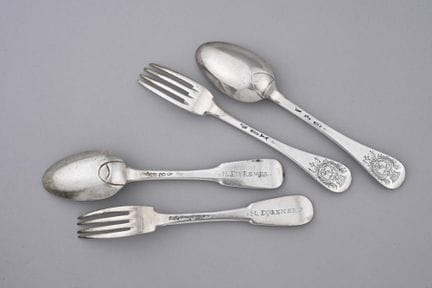 Lot de 2 couverts en argent :
- Un couvert du modè