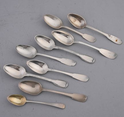 Set aus neun kleinen Silberlöffeln in den Ausführu