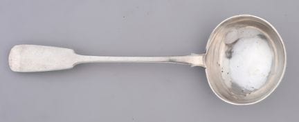 Silberne Schöpfkelle im schlichten, flachen Design