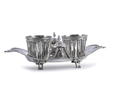 Porte huilier et ses bouchons en argent reposant s