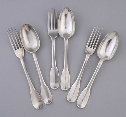 Silberbesteckset im schlichten, flachen Design, be