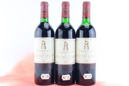 1986年拉图酒庄
波亚克，一级庄
3瓶
E
瓶盖因收藏家所有者的酒架而受损