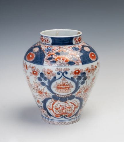 Japanese vase. Meiji era, ca. 1910.

Hand-painted 