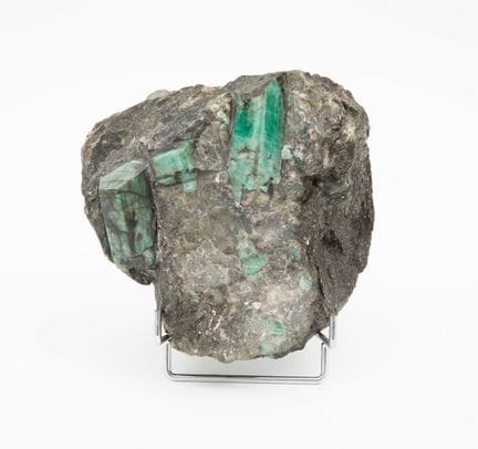 Emerald set in silica stone. 

Measurements: 17 x 
