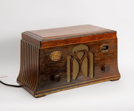 ZENITH 705 Radio; Chicago, United States, first ha