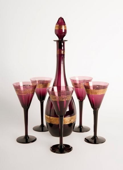Set of decanter bottle and 5 glasses.

Mauve glass