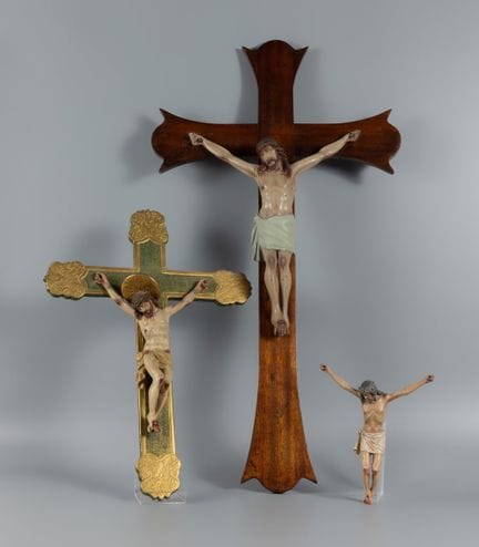 Set of three crucified Christs. First quarter of t