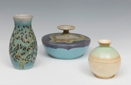 Set of three vases; XX century.

Stoneware and gla