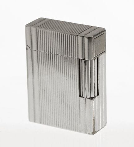 杜邦打火机。

银色与金色。其中央采用带状设计，由平行线条构成，两侧各有一条较宽的饰带。

尺寸：4