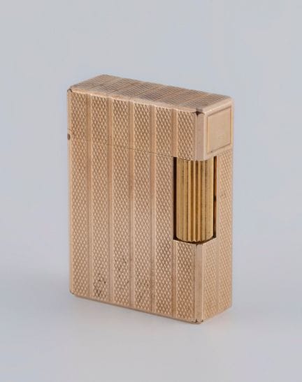 Ligne 1 Small BR S.T. DUPONT 打火机，1970年代。

镀金金属材质，饰