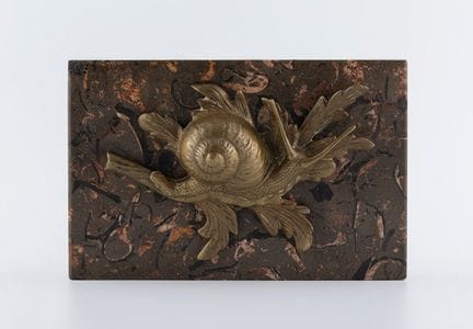 法国镇纸，约1900年。

青铜与大理石材质。

整体保存状况良好，表面包浆与年代相符。

尺寸：5