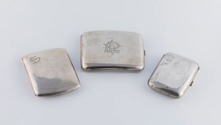 三件套烟盒，20世纪上半叶。

经银质认证，部分镀金。

带有各种银质认证标记和银匠标记。

饰有镌