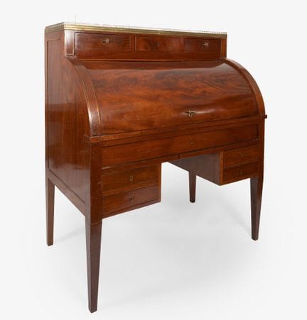 帝国时期圆柱形书桌。法国，约1820年。

橡木框架贴红木贴面，配有青铜五金件、黄铜饰边、压花皮革及