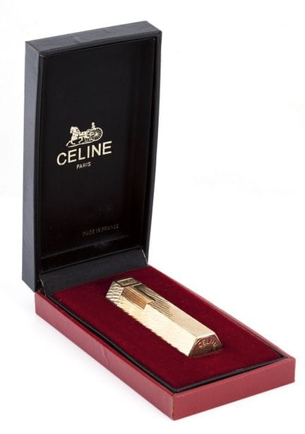 CELINE 打火机。

六边形打火机，饰有被称为“aguas”的雕刻图案。正面镌刻有品牌徽标。附带