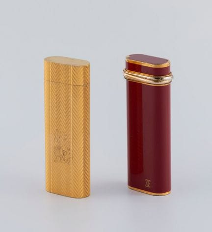 卡地亚（CARTIER）“Must”系列打火机两件套，法国，约1970–1980年。

镀金金属；其