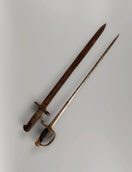 Set composto da sciabola e baionetta seghettata. F