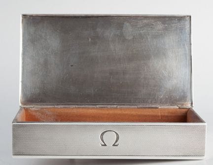 欧米茄·杰兹勒·普雷拉银器。

内含木芯。

尺寸：15.5 × 9 × 3 厘米


来源：拉蒙·