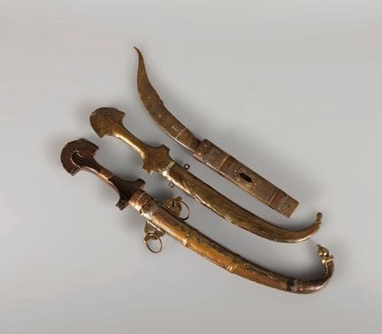 Set di tre pugnali. Nord Africa, XIX secolo.

Legn