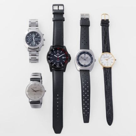 Lot de cinq montres des années 1980 et 1990 :

- C