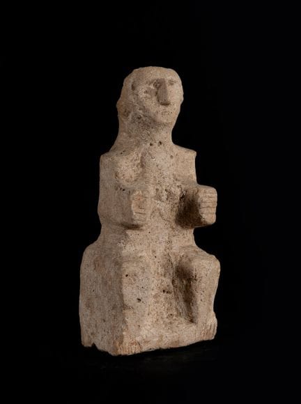 坐姿人物像；南阿拉伯，公元前7世纪至6世纪。

石雕。

尺寸：22.5 × 8 × 6.5 厘米。