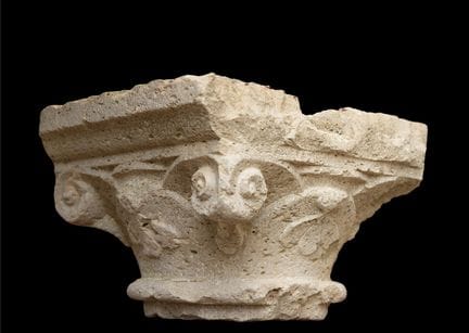 Capital avec arcs ou castagnettes. Œuvre andalouse